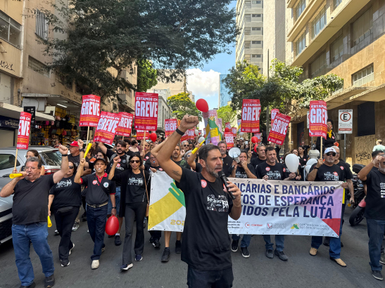 Imagem conteúdo - Passeata histórica reúne mais de 500 bancárias e bancários da Caixa e toma as ruas de BH