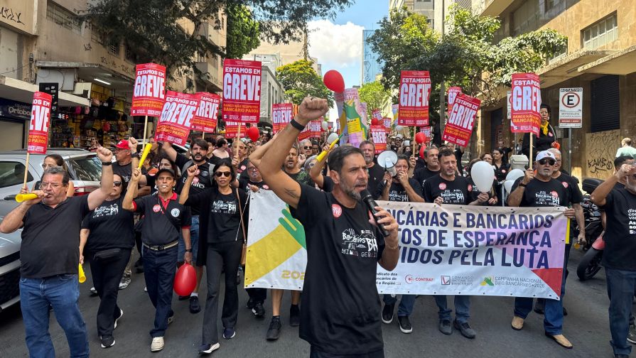 Passeata histórica reúne mais de 500 bancárias e bancários da Caixa e toma as ruas de BH
