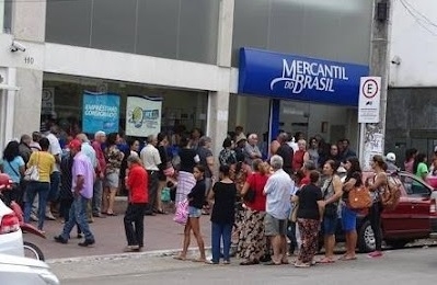 Clientes sofrem com as longas filas no Mercantil do Brasil
