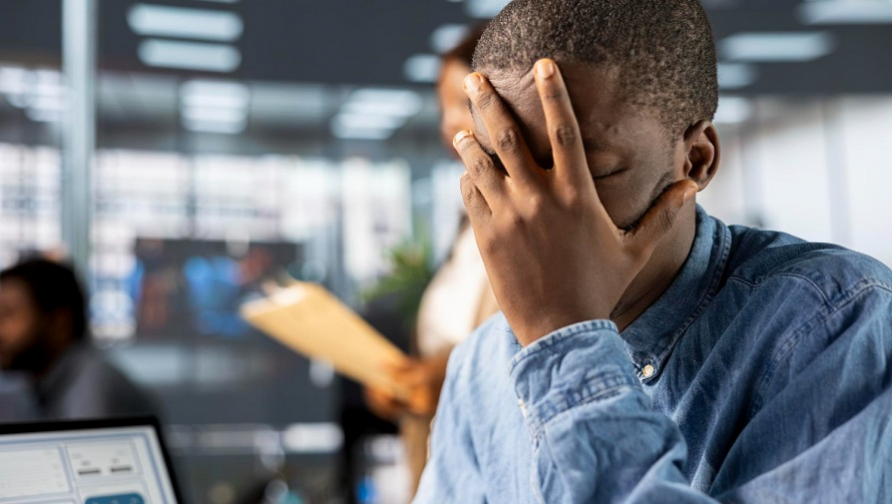 Bancários dominam ranking de categorias com mais afastamentos por saúde mental