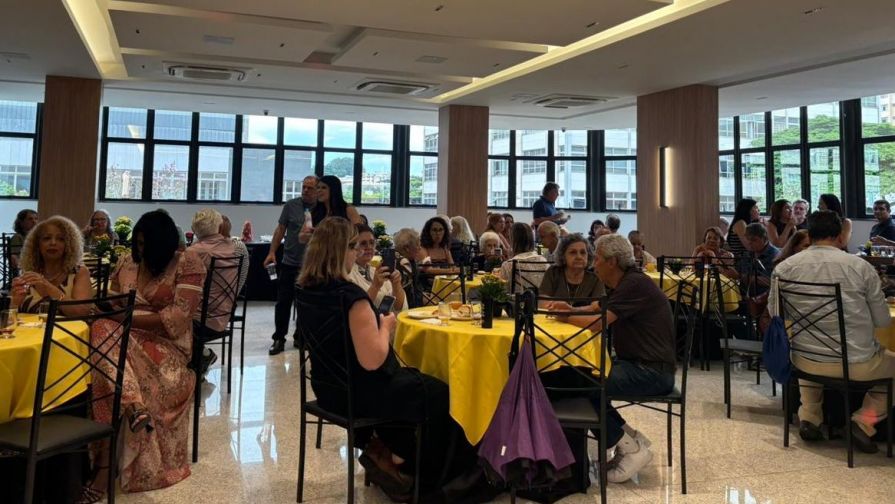 Bancárias e bancários aposentados celebram fim de ano em festa da Abapbel