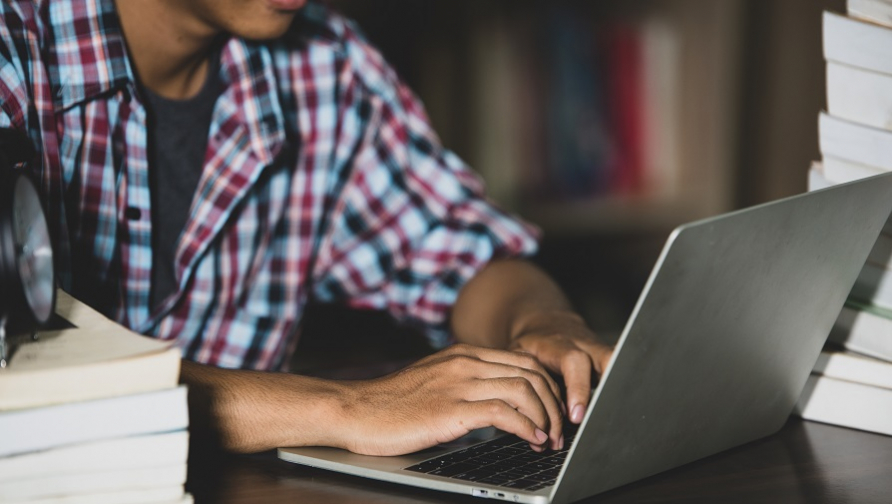 Nova estrutura de certificações da Anbima entra em vigor em 2026 e exige preparação dos bancários