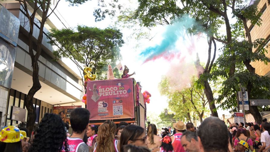 Bloco do Pirulito leva axé e animação ao Centro de Belo Horizonte